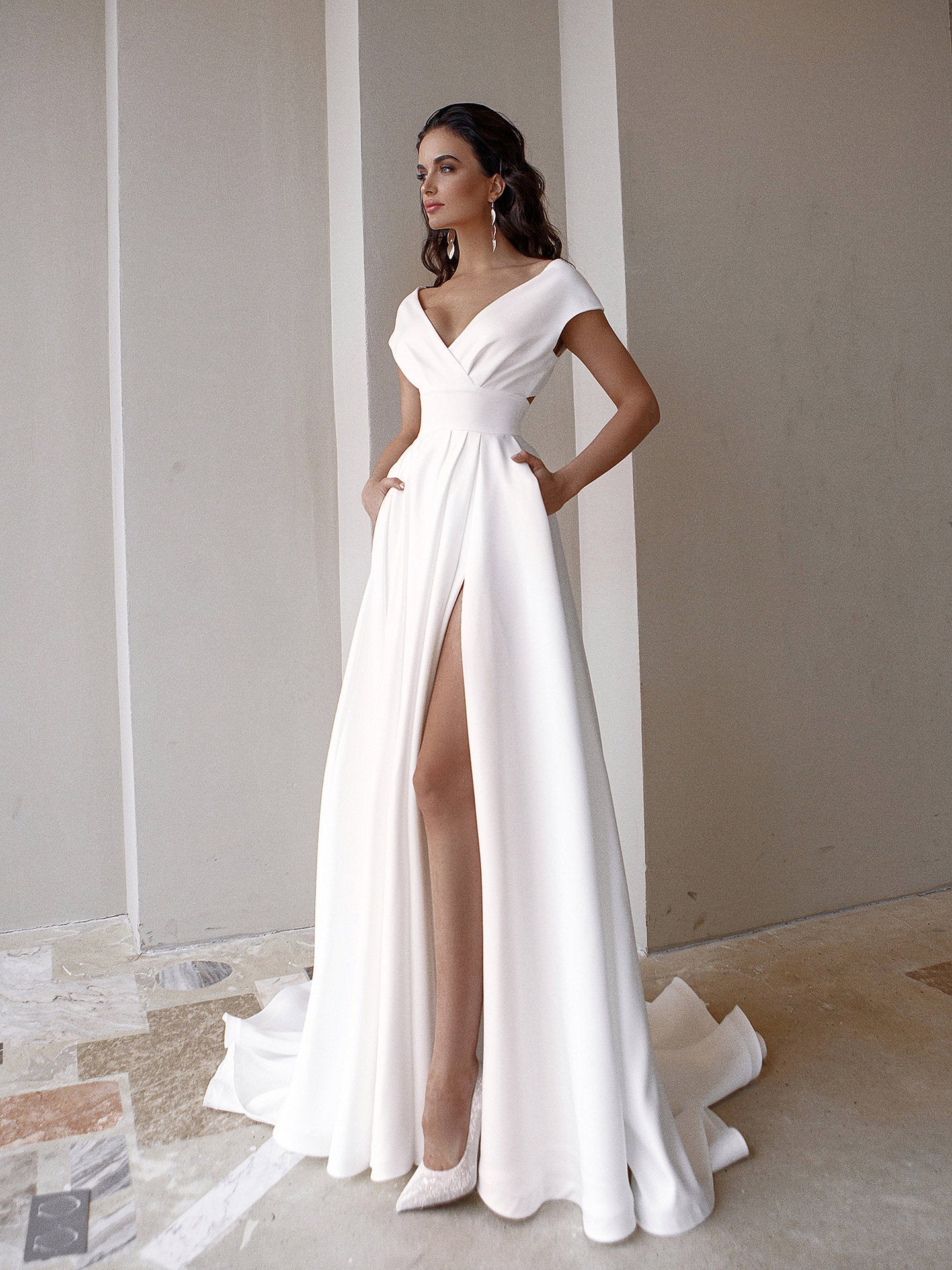 Robe longue de couleur unie blanche taille moyenne à volants enveloppés de poitrine