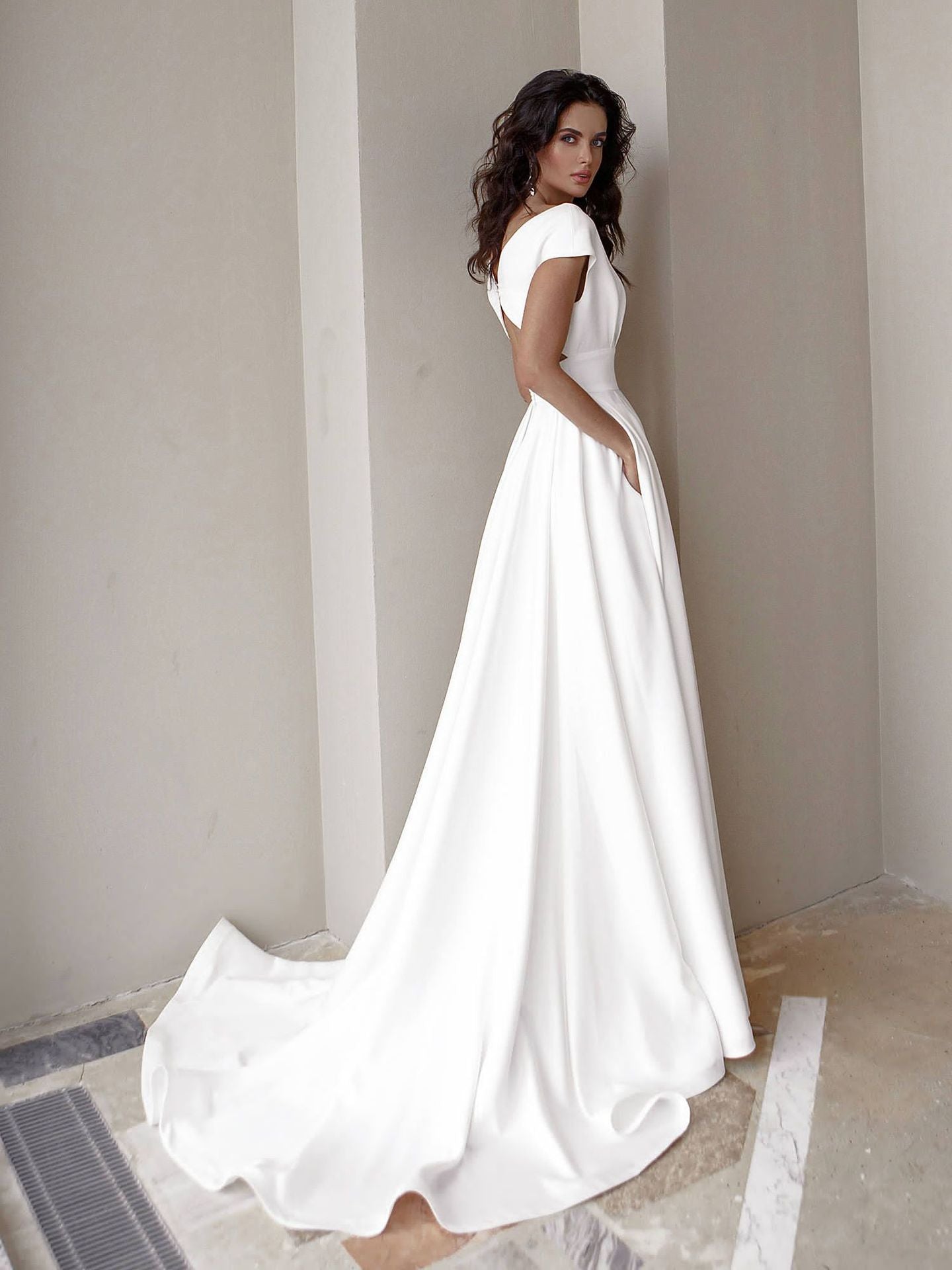 Robe longue de couleur unie blanche taille moyenne à volants enveloppés de poitrine